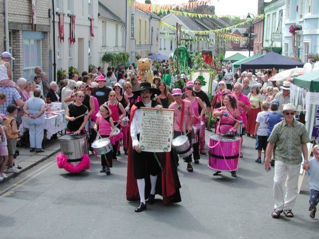 barnstapletowncryertomevansandthesambabandleadthefestivalparadeuppiltonstreet.jpg