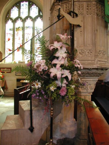 flowerdisplaybythepulpitinpiltonchurch.jpg