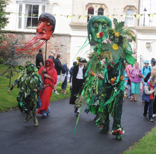 paradeenteringpiltonhousegrounds.jpg