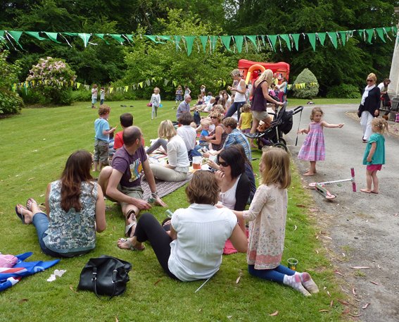 picnickingfamilies.jpg